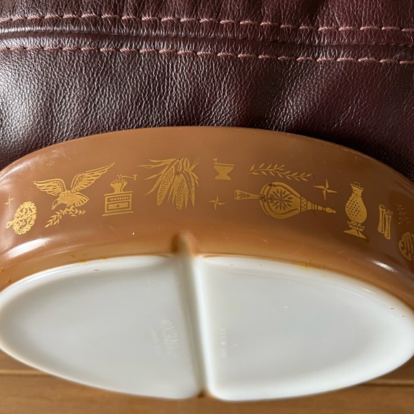 Pyrex Early American divided baking dish. Excellent condition no chips or cracks - Picture 3 of 4